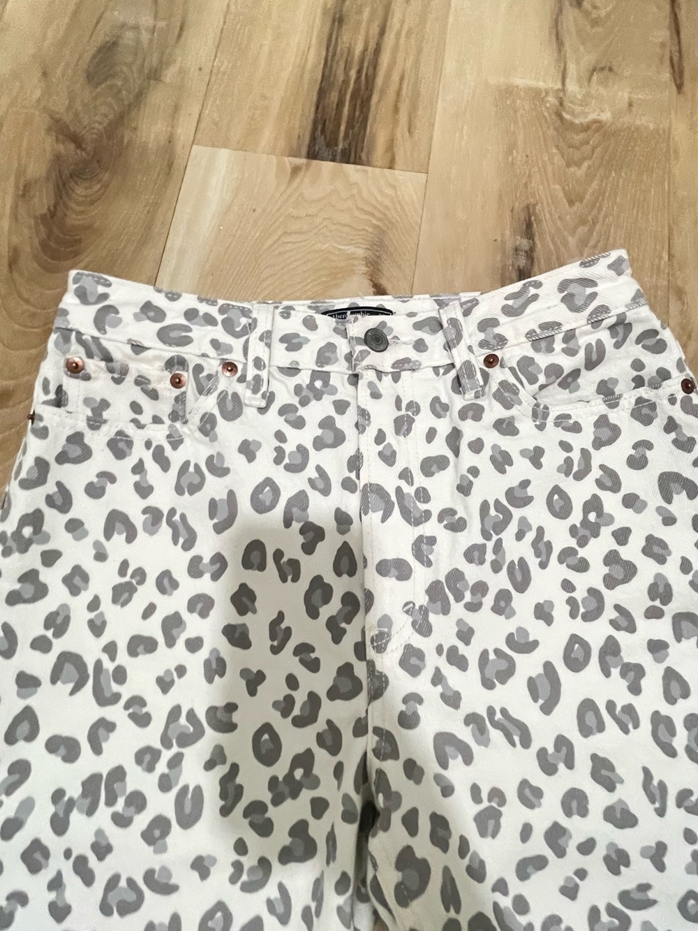 Abercrombie & Fitch Leopard Print mom Jeans - Picture 4 of 10